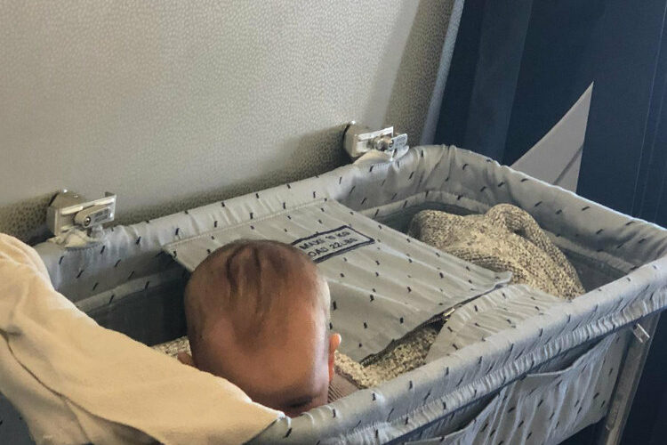 Voyager en avion avec un bébé